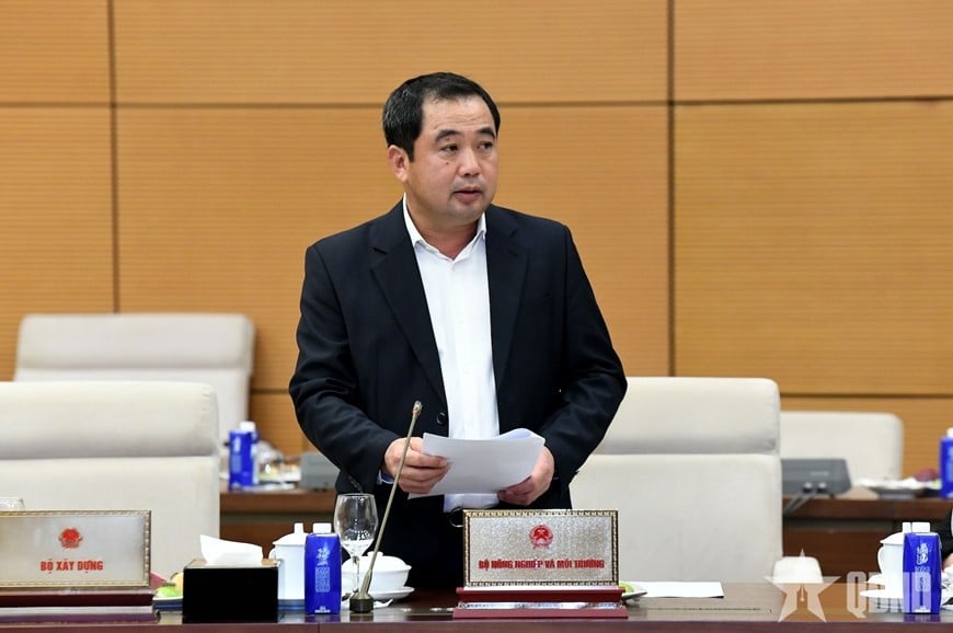 Ministr zemědělství a životního prostředí Tran Duc Thang informuje na schůzi. Foto: LAM HIEN