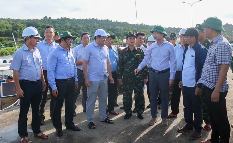 Dak Lak: Evacuați toate persoanele din zonele cuștilor de acvacultură înainte de ora 12:00 astăzi - Foto 1. Đắk Lắk: Sơ tán tất cả người dân khỏi khu vực lồng bè nuôi trồng thủy sản trước 12h hôm nay- Ảnh 1.