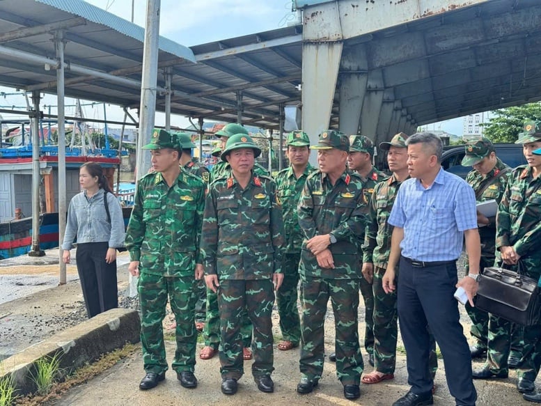 Dak Lak: Evacuați toate persoanele din zonele cuștilor de acvacultură înainte de ora 12:00 astăzi - Fotografia 2. Đắk Lắk: Sơ tán tất cả người dân khỏi khu vực lồng bè nuôi trồng thủy sản trước 12h hôm nay- Ảnh 2.