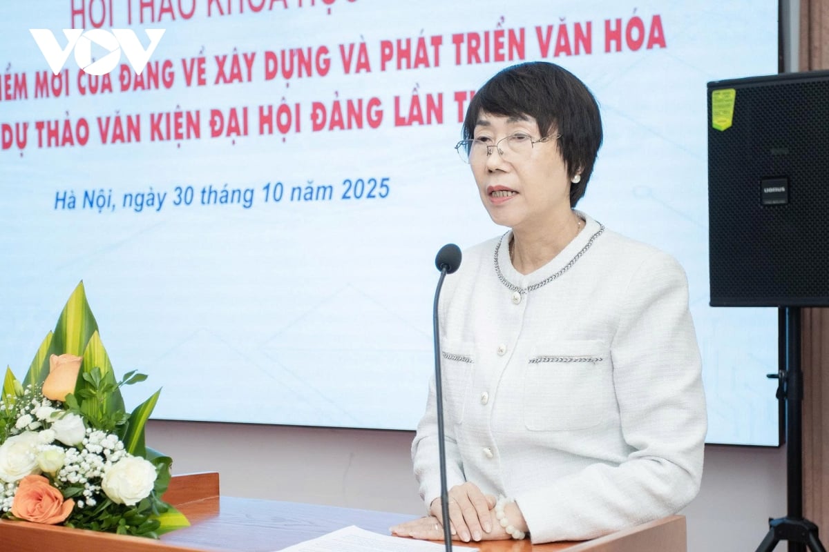 Profesor, Dr. Tu Thi Loan, mantan Pelaksana Tugas Direktur, Institut Kebudayaan dan Seni Nasional Vietnam (sekarang Institut Kebudayaan, Seni, Olahraga, dan Pariwisata Vietnam) 