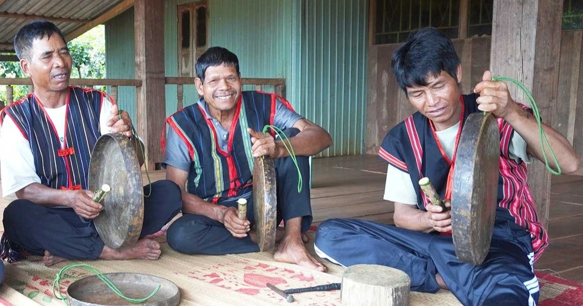 Rơ Châm Kok yêu tiếng chiêng như máu thịt