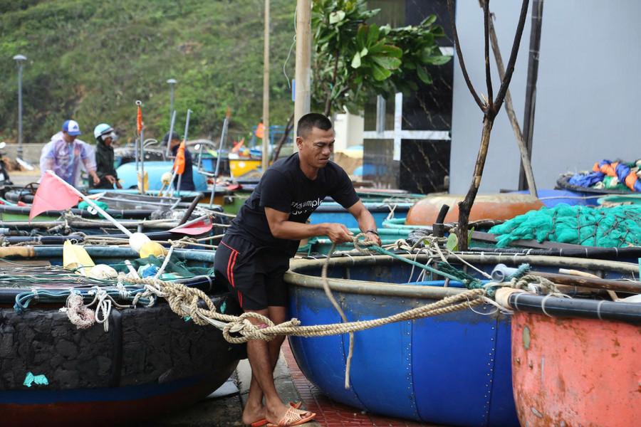 Người dân phường Quy Nhơn Đông tất bật chuẩn bị chống bão số 13. Ảnh: H.P gen-h-bao-so-13-2.jpg