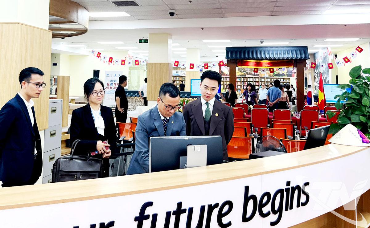 Det digitala centret (Thai Nguyen University) har investerats samtidigt och modernt, vilket bidrar till att välfungerandet betjänar utbildning, vetenskaplig forskning och tillämpning av digital teknik i provinsen. Foto: T.L.