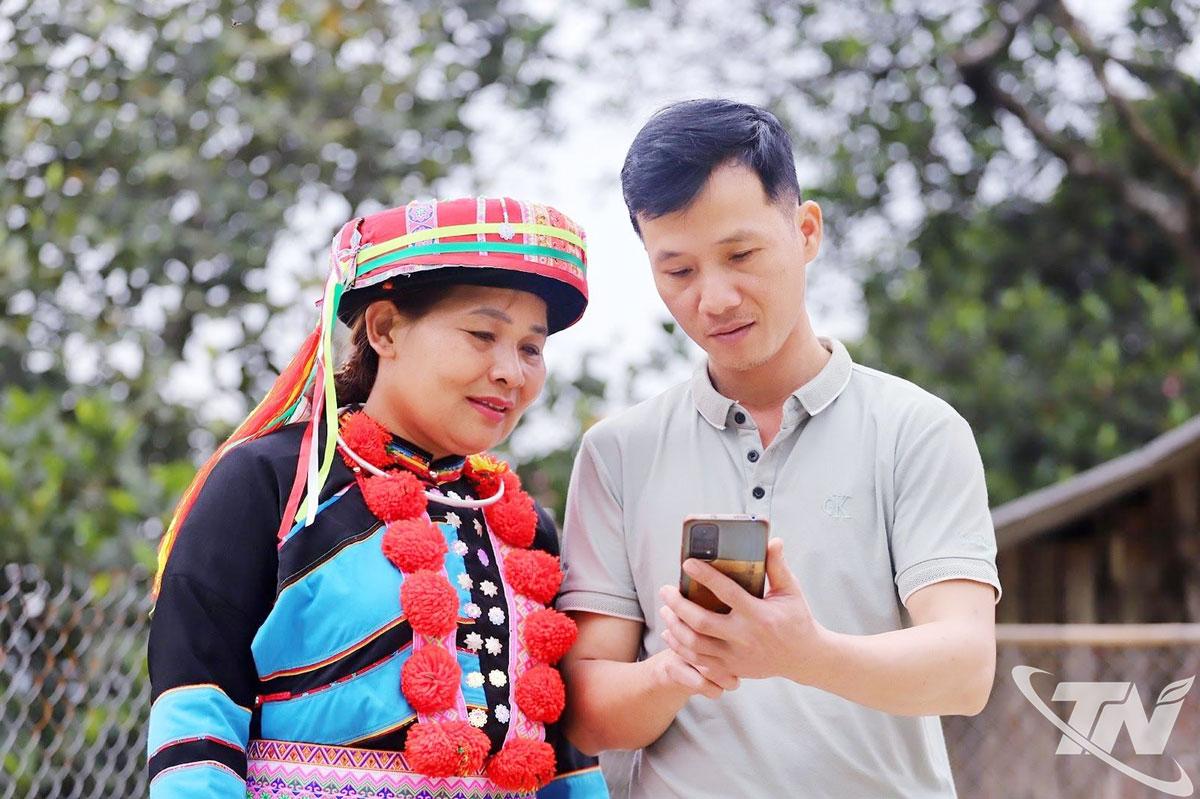 Medlemmar i Ba Ho Hamlet Community Digital Technology Team, Yen Trach Commune, stöder människor i att installera och använda vissa digitala applikationer i provinsen, såsom: Thai Nguyen ID, C-ThaiNguyen...