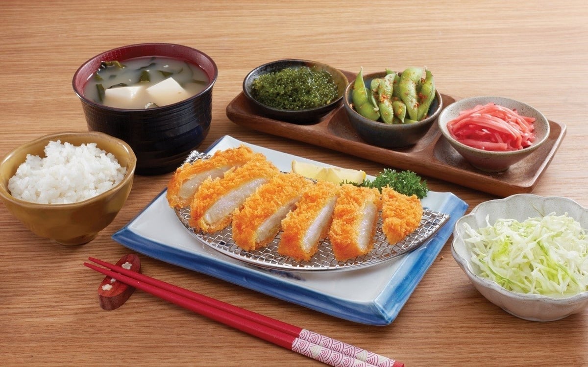 សាច់ក្រក និងសាច់ផ្អែមឆ្ងាញ់នៅខាងក្នុងបង្កើតភាពទាក់ទាញនៃសាច់ជ្រូកចៀនបែបជប៉ុន។ រូបថត៖ Aj. Lớp vỏ giòn rụm cùng với phần thịt bên trong ngọt mềm tạo nên sức hấp dẫn cho món thịt heo chiên xù kiểu Nhật. Ảnh: Aj.