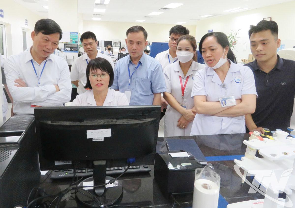 Personalen på Bac Kan General Hospital utvärderar elektroniska patientjournaler och tillämpar digital transformation vid medicinsk undersökning och behandling.