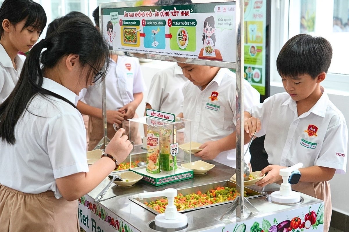 'អាហារប៊ូហ្វេបន្លែ' ក្រោមគម្រោងអាហារសាលាកំពុងត្រូវបានដាក់ពង្រាយយ៉ាងទូលំទូលាយទៅកាន់សាលារៀន។ រូបថត៖ Aj. 'Quầy buffet rau' thuộc Dự án Bữa ăn học đường đang được triển khai rộng rãi đến các trường. Ảnh: Aj.