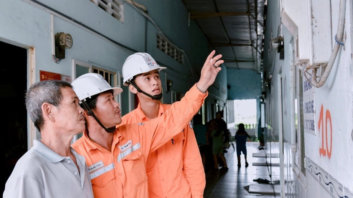 EVNSPC 직원들이 주거 지역 주민들에게 전기 안전 조언을 제공하고 있습니다. 사진: 호앙 훙. Công nhân EVNSPC đang tư vấn an toàn điện cho người dân tại các khu dân cư. Ảnh: Hoàng Hùng.