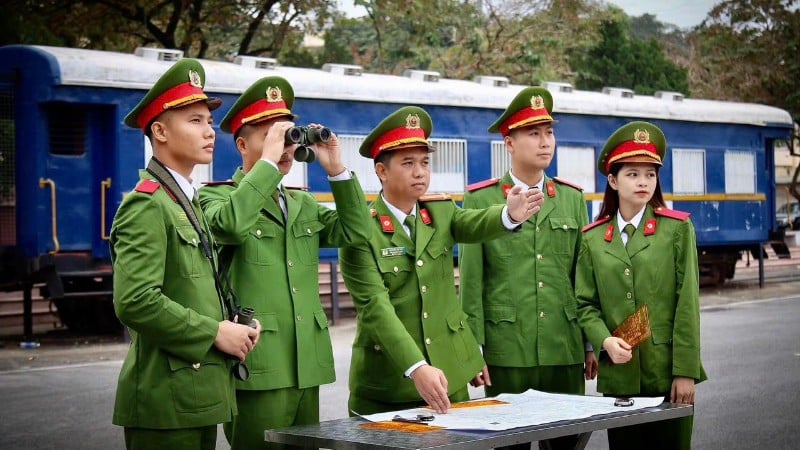 প্রশিক্ষণ মাঠের বাইরে ক্লাস চলাকালীন পিপলস পুলিশ কলেজ I এর শিক্ষক এবং শিক্ষার্থীরা।