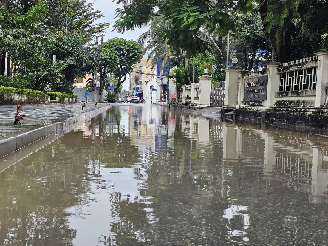 Triều cường ở Cần Thơ cao kỷ lục, nhiều tuyến đường cao ráo vẫn bị ngập - Ảnh 4.