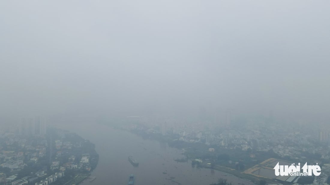 Sáng nay TP.HCM sương mù mờ mịt - Ảnh 2.