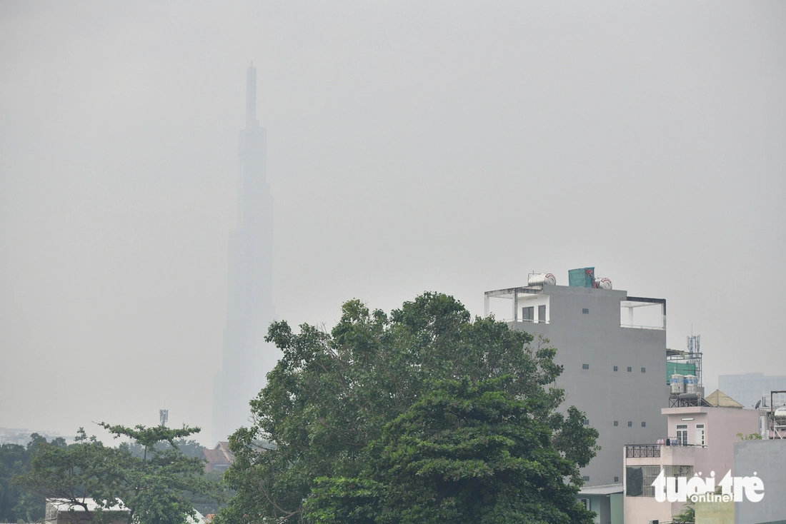 Sáng nay TP.HCM sương mù mờ mịt - Ảnh 3.