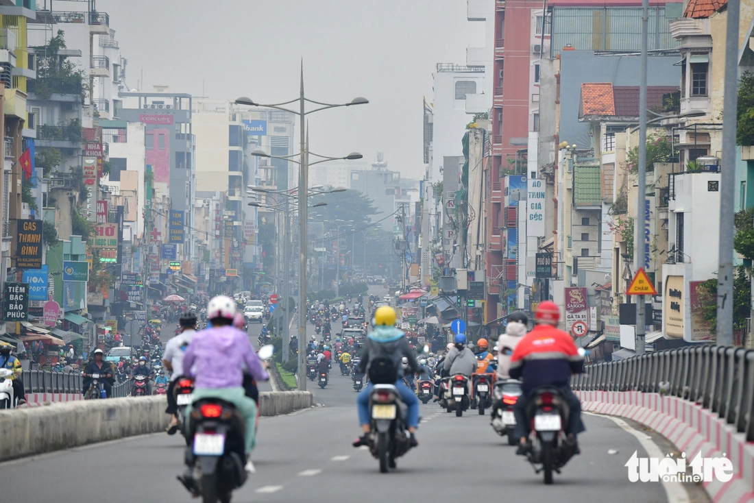 Sáng nay TP.HCM sương mù mờ mịt - Ảnh 7.