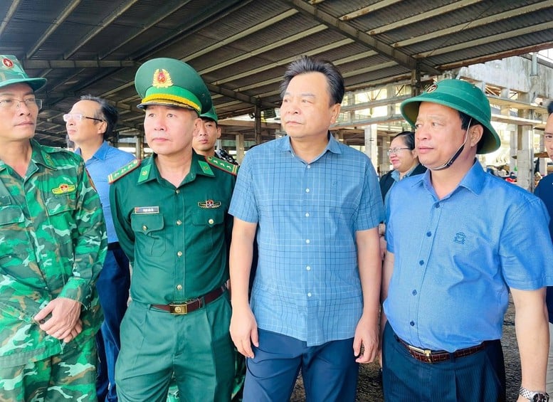 Storm nr. 13 med vindstyrke 17 nærmer seg fastlandet. Evakueringen må være fullført før klokken 12.00 den 6. november – Bilde 1. Bão số 13 giật cấp 17 tiến gần đất liền, phải hoàn thành sơ tán dân trước 12 giờ ngày 6/11- Ảnh 1.