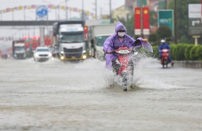 Шторм № 13 наближається до суші, спричиняючи зливові дощі та сильні вітри в Центральному регіоні. Ілюстративне фото. Bão số 13 tiến sát đất liền, Trung Trung Bộ mưa lớn và gió mạnh. Ảnh minh họa.