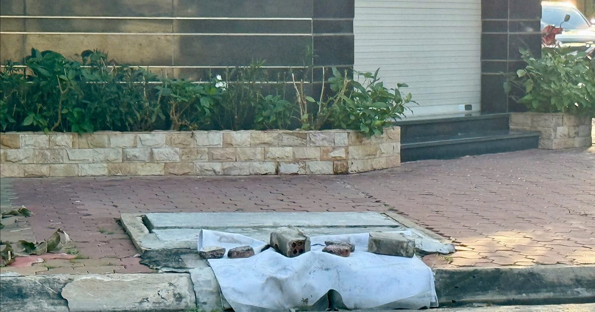 Tháo dỡ các vật dụng, rác thải làm tắc nghẽn hệ thống thoát nước