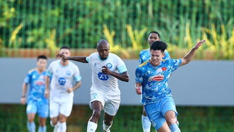 Vietnamský tým těžce prohrál se zahraničními hráči klubu Nam Dinh.