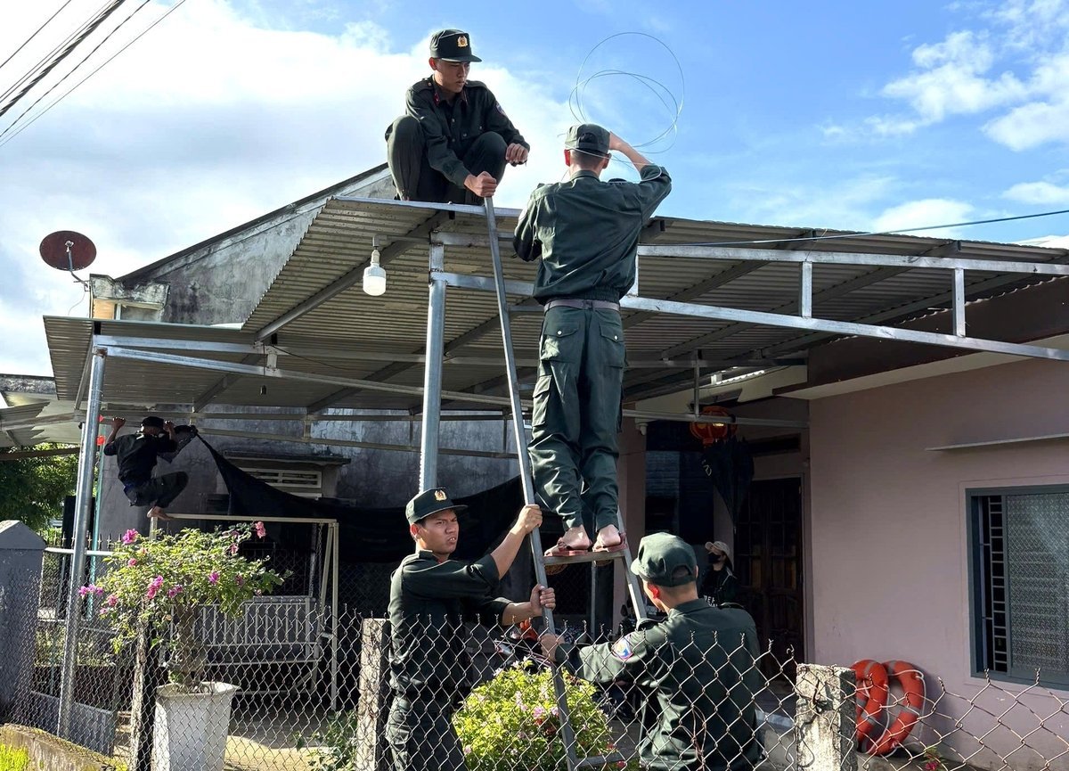 Grensevakter forsterker hus for folk. Foto: Tuan Anh. Lực lượng biên phòng gia cố nhà cửa cho người dân. Ảnh: Tuấn Anh.