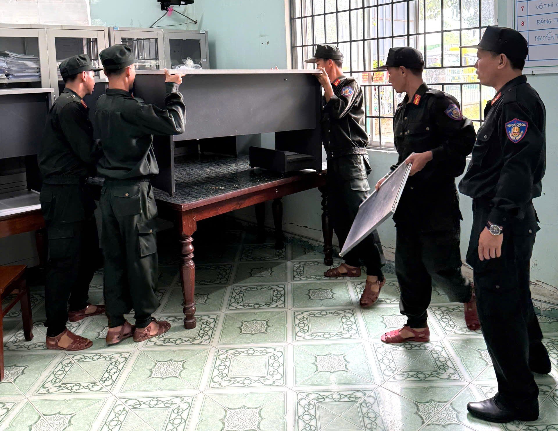 Gia Lai-politiet plasserte skap og skrivebord før stormen traff. Foto: Tuan Anh. Lực lượng công an Gia Lai kê tủ, bàn làm việc trước khi bão vào. Ảnh: Tuấn Anh.