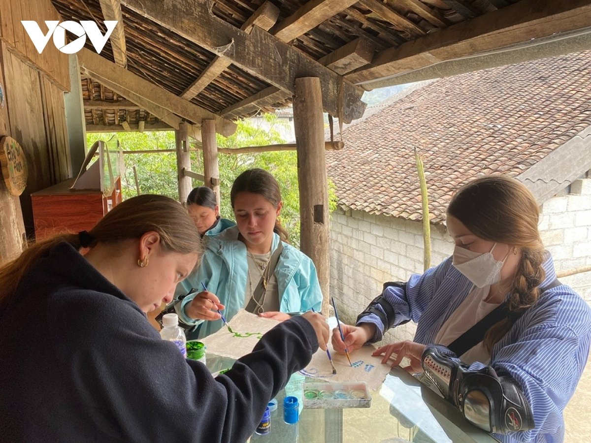 काओ बांग पर्यटन हरित क्षेत्र की ओर बढ़ रहा है और एक प्रमुख आर्थिक क्षेत्र बन रहा है - फोटो 2. Du lịch Cao Bằng hướng tới xanh và là ngành kinh tế mũi nhọn - Ảnh 2.