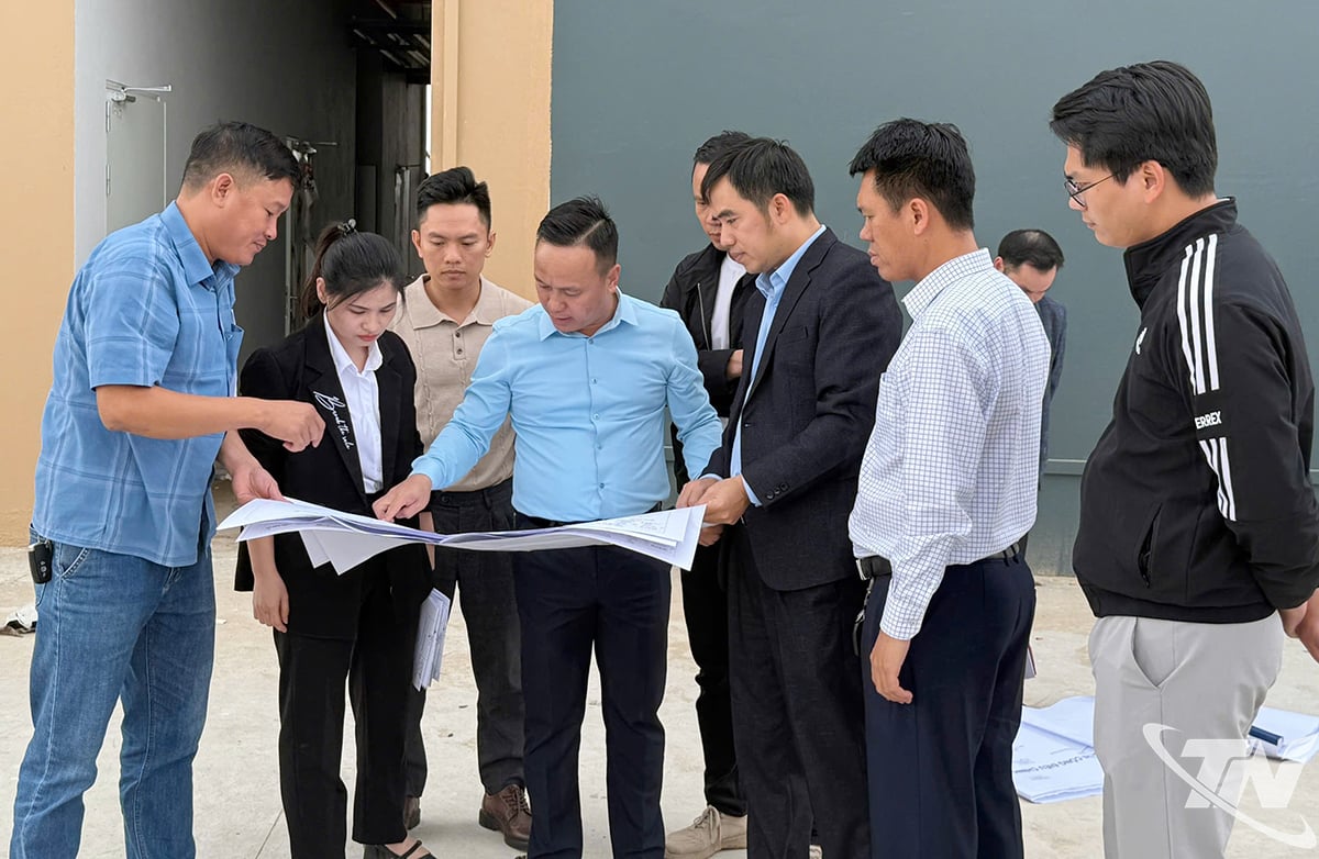 Đoàn cán bộ của Sở Xây dựng làm việc với chủ đầu tư để nghiệm thu công trình.