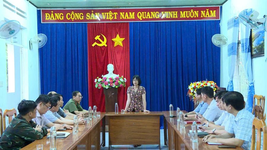 Nestleder i den provinsielle folkekomiteen, Nguyen Thi Thanh Lich, ledet stormforebygging og -kontroll i Po To kommune. Foto: Minh Trung dong-chi-pho-chu-tich-nguyen-thi-thanh-lich-chi-dao-phong-chong-bao-so-13-tai-xa-po-to.jpg