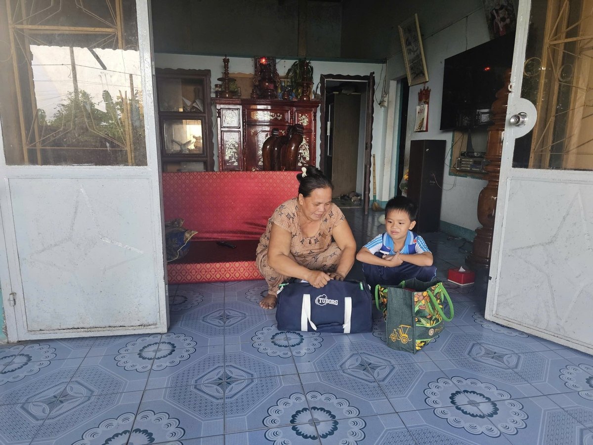 Masyarakat di daerah berbahaya di provinsi Quang Ngai mempersiapkan barang-barang mereka untuk dievakuasi guna menghindari badai No. 13. Foto: L.K. Người dân vùng nguy hiểm ở tỉnh Quảng Ngãi chuẩn bị đồ đạc để sơ tán tránh bão số 13. Ảnh: L.K.