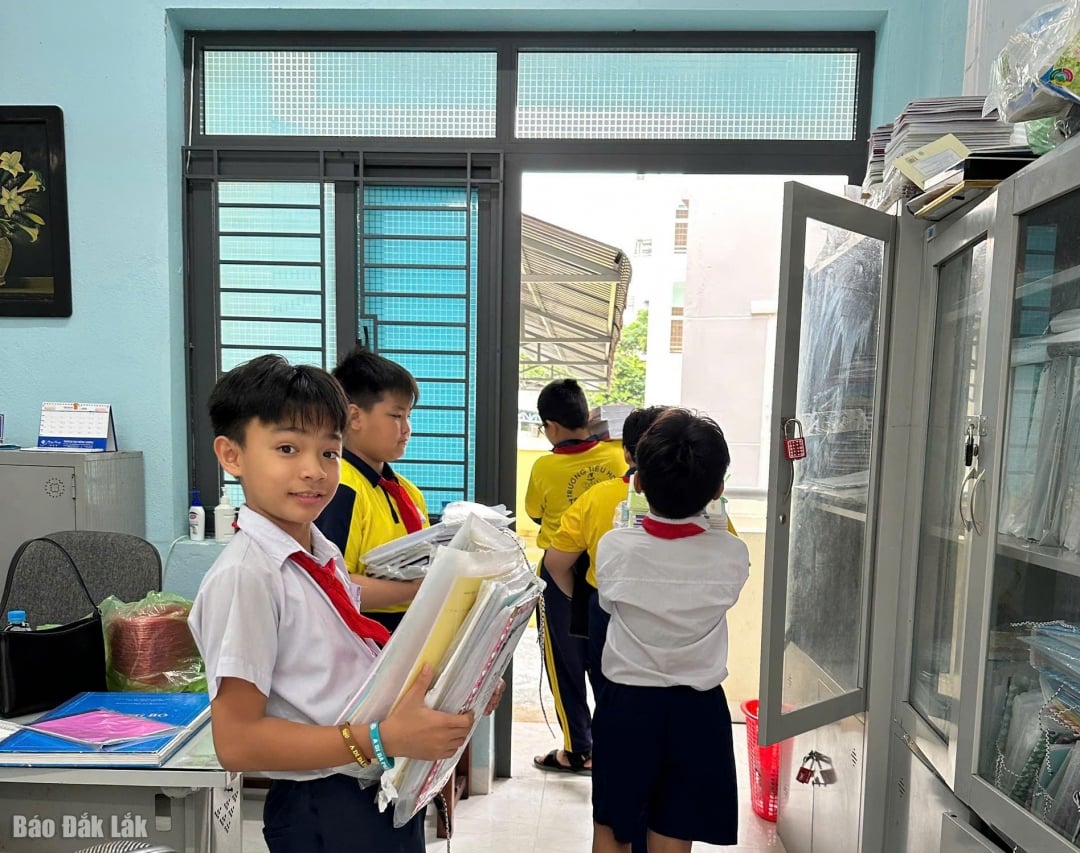 Học sinh phường Tuy Hòa tham gia công tác bảo vệ sách, tài liệu học tập