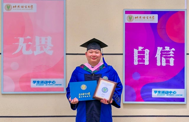 Chàng trai sửa điện thoại trở thành thạc sĩ, thầy giáo tiếng Trung - Ảnh 1.