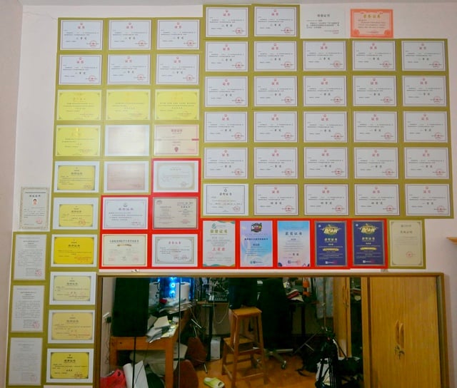 Chàng trai sửa điện thoại trở thành thạc sĩ, thầy giáo tiếng Trung - Ảnh 2.