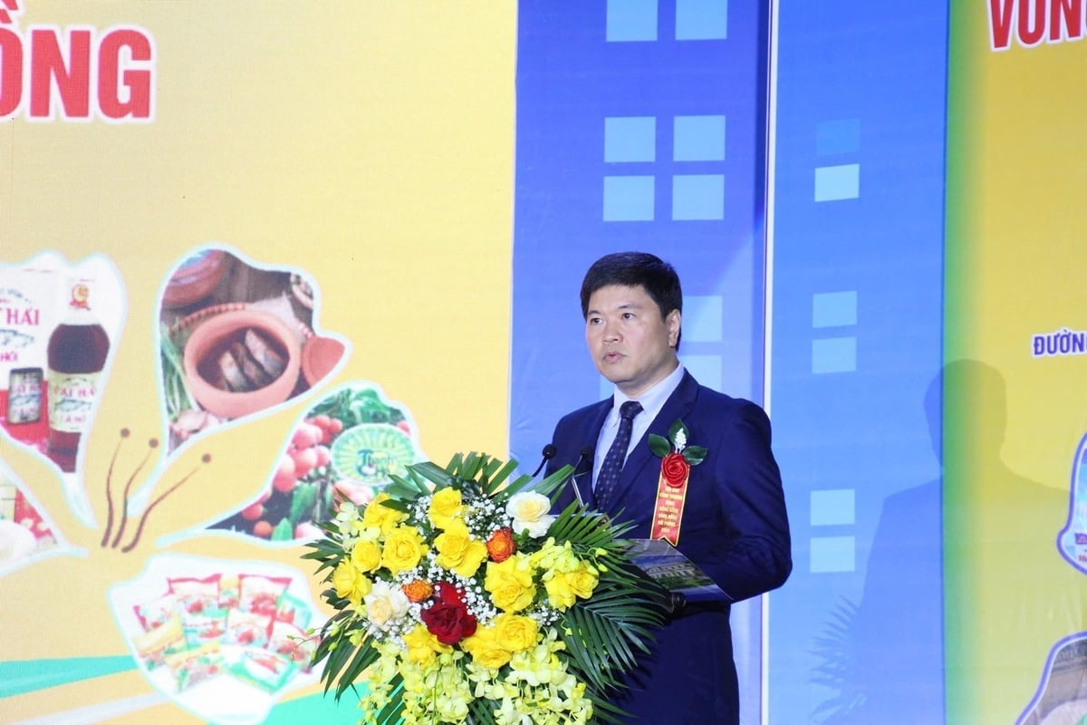 Hai Phong Şehri Halk Komitesi Başkan Yardımcısı Sayın Hoang Minh Cuong, bunun Hai Phong ile diğer eyaletler ve şehirler arasındaki iş birliğini geliştirmek, böylece alışverişi genişletmek ve üretim bağlantılarını geliştirmek için bir fırsat olduğunu değerlendirdi. Fotoğraf: Dam Thanh. Ông Hoàng Minh Cường - Phó Chủ tịch UBND TP Hải Phòng đánh giá, đây là dịp để thúc đẩy hợp tác giữa Hải Phòng với các tỉnh, thành phố, qua đó mở rộng giao lưu, thúc đẩy liên kết sản xuất. Ảnh: Đàm Thanh.