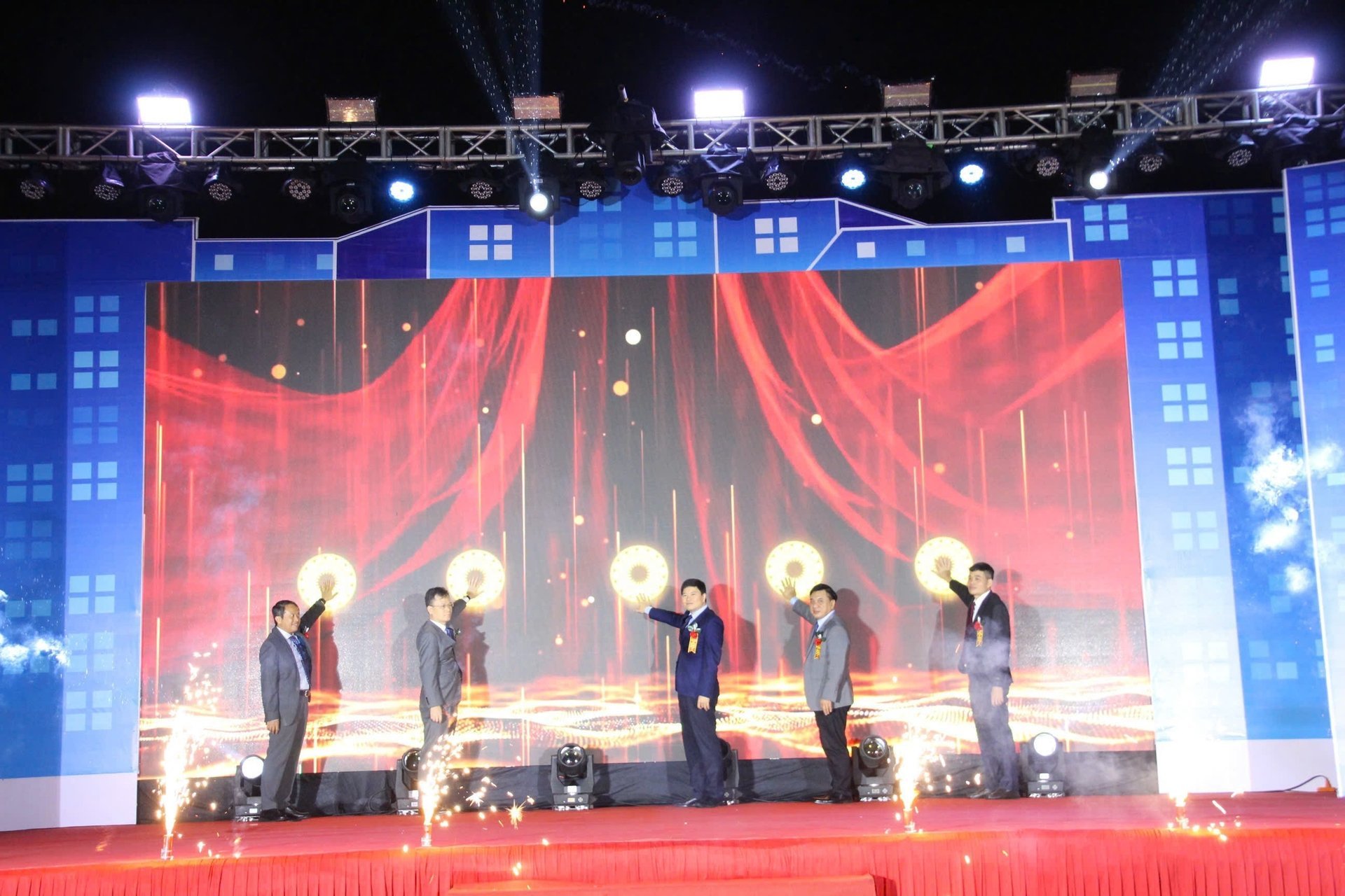 Fuarın açılışını Hai Phong Şehri Halk Komitesi liderleri, Ticaret Geliştirme Ajansı (Sanayi ve Ticaret Bakanlığı) liderleri ve bazı yerel liderlerin temsilcileri yaptı. Fotoğraf: Dam Thanh. Lãnh đạo UBND TP Hải Phòng, lãnh đạo Cục Xúc tiến thương mại (Bộ Công Thương) và đại diện lãnh đạo một số địa phương khai mạc hội chợ. Ảnh: Đàm Thanh.