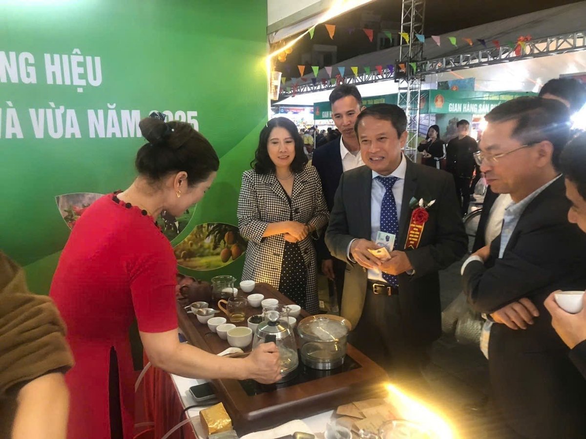 Hai Phong Sanayi ve Ticaret Departmanı Müdürü Sayın Nguyen Hoang Long ve delegeler, fuarda bölgesel tarım ürünlerinin sergilendiği stantları ziyaret etti. Fotoğraf: Dam Thanh. Ông Nguyễn Hoàng Long - Giám đốc Sở Công Thương Hải Phòng cùng các đại biểu tham quan các gian hàng trưng bày sản phẩm nông nghiệp vùng miền trưng bày tại hội chợ. Ảnh: Đàm Thanh.