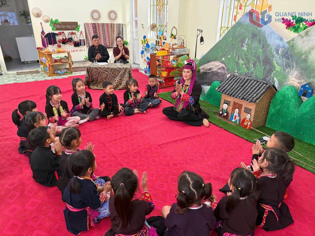 Pendidikan tradisional untuk kanak-kanak melalui aktiviti bercerita semasa kelas di Tadika Quang Duc (komun Quang Duc).