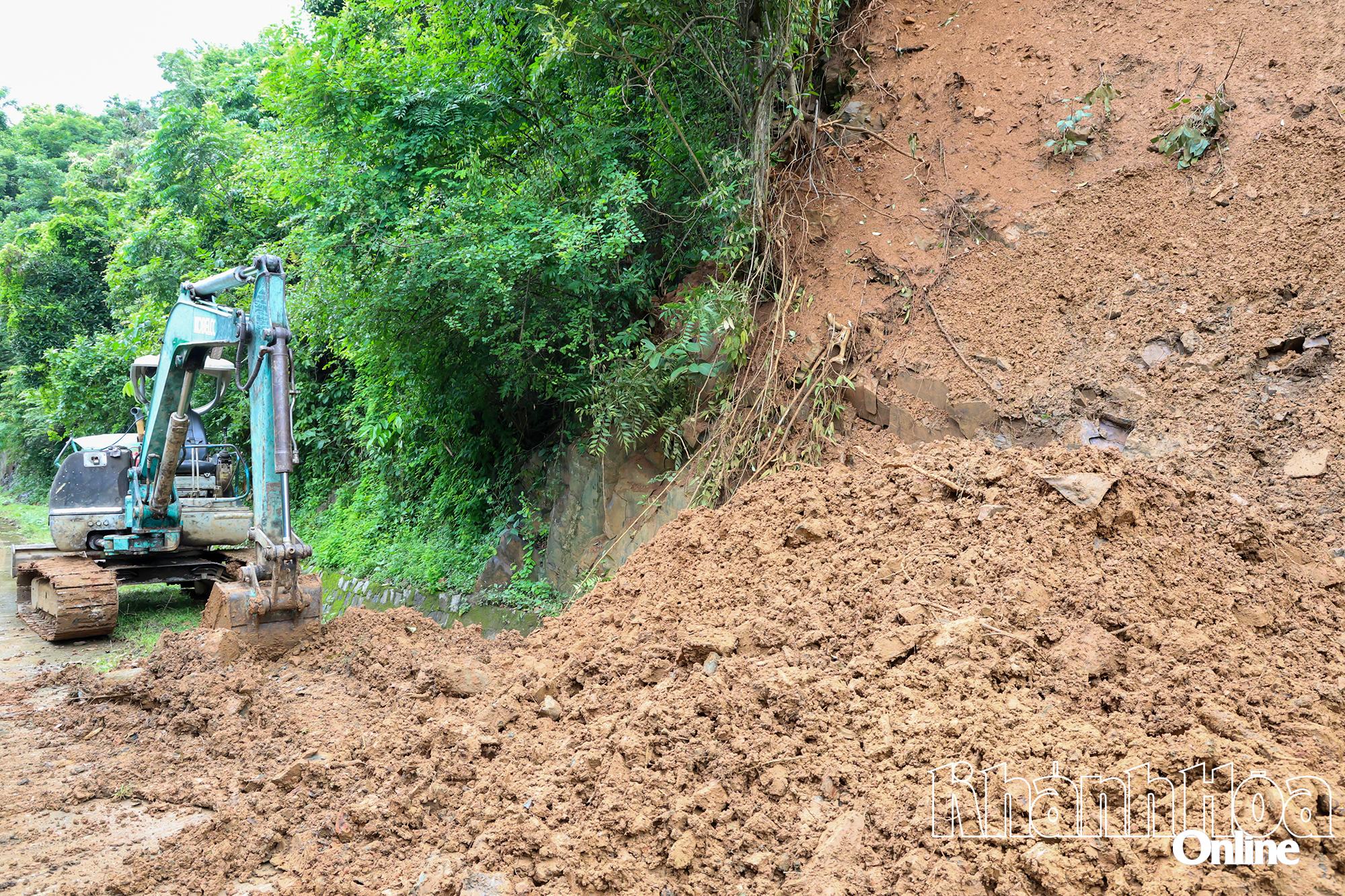 Am Morgen des 5. November wurden die Folgen eines kleinen Erdrutsches auf der Straße, die zum Da Ban-Stausee in der Gemeinde Bac Ninh Hoa führt, bewältigt.
