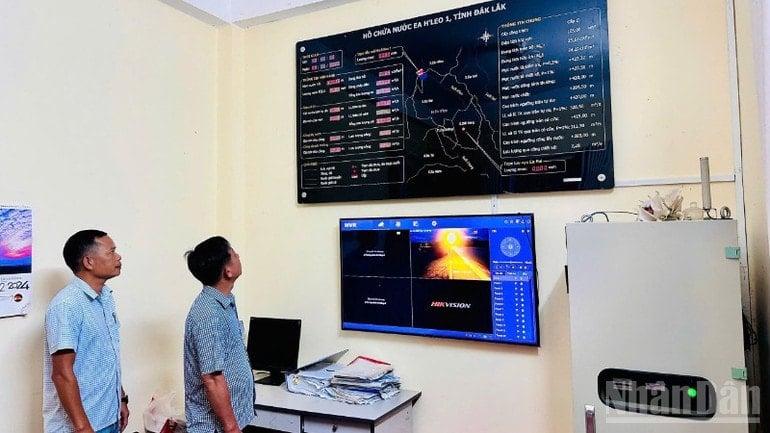 Os líderes da Dak Lak Irrigation Works Management One Member Limited Liability Company verificam os parâmetros técnicos do lago Ea H'leo 1. ndo_br_img-0621-7615.jpg