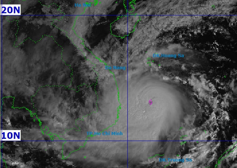 סופה קאלמאגי, עם משבים של עד 17, נמצאת במרחק של כ-310 ק