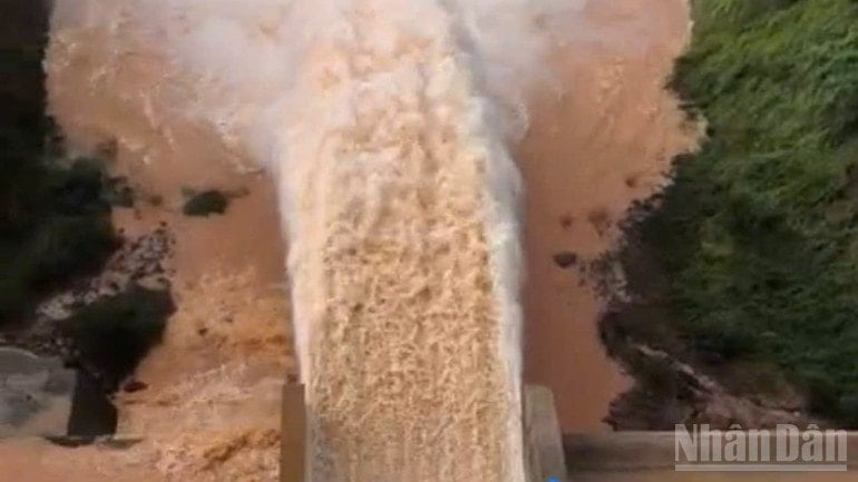 O lago Ea H'leo 1 libera uma inundação. ndo_br_img-0620-1420.jpg