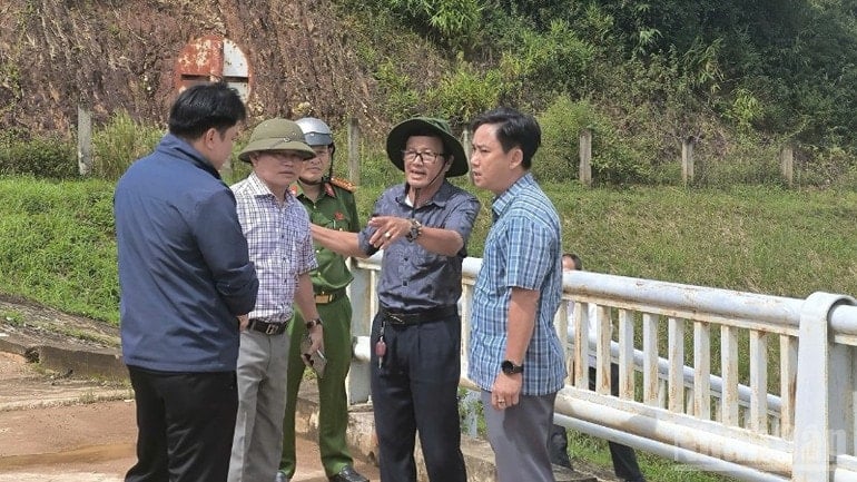 Líderes da Dak Lak Irrigation Works Management One Member Limited Liability Company e setores relacionados discutiram planos para a operação segura da barragem quando a tempestade nº 13 atingir a costa. ndo_br_img-0619-874.jpg