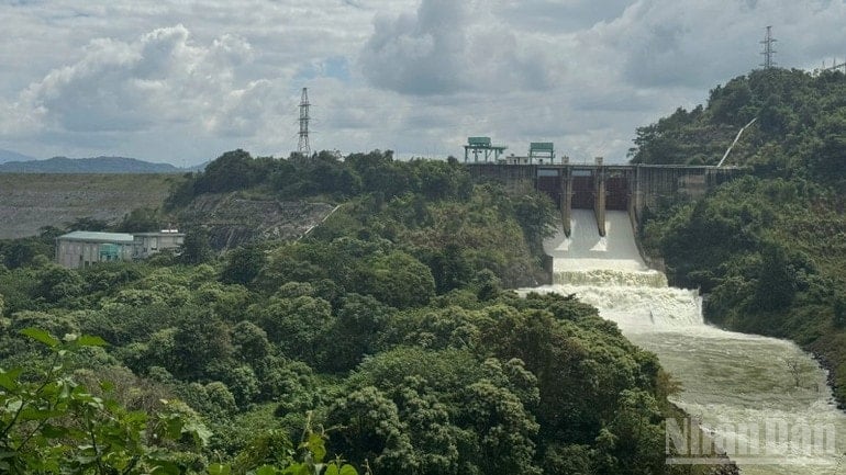 Vertedouro do reservatório Buon Tua Sarh. ndo_br_img-0625-1422.jpg