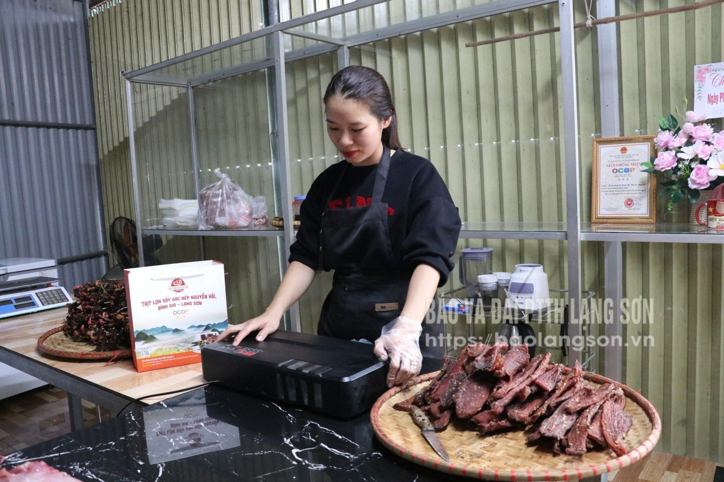 Dna Nguyen Thi Hai se ocupă de procesul de ambalare a produselor.