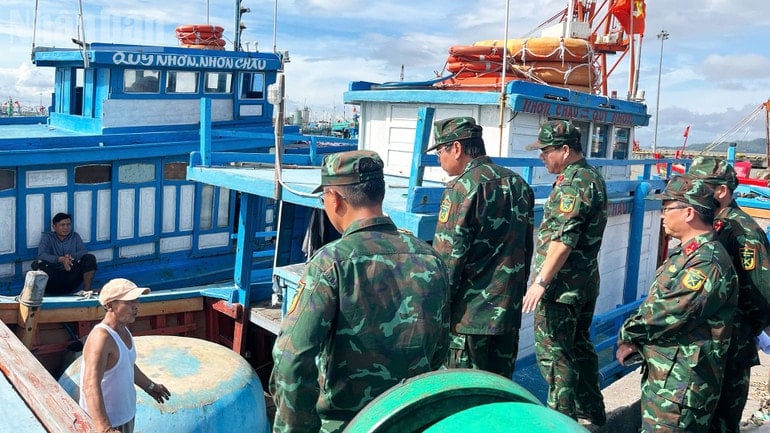 Os guardas de fronteira da província de Gia Lai ajudam as pessoas a levar barcos para os abrigos. ndo_tl_d1.jpg