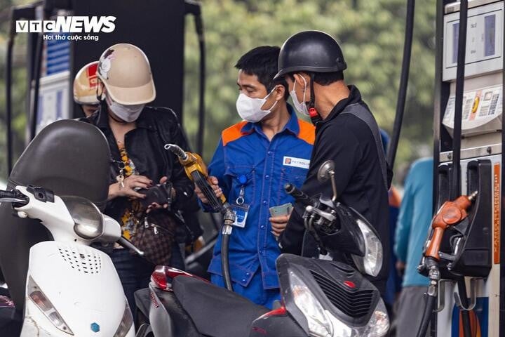 Harga bensin diperkirakan sedikit turun sore ini. (Ilustrasi: Cong Hieu).