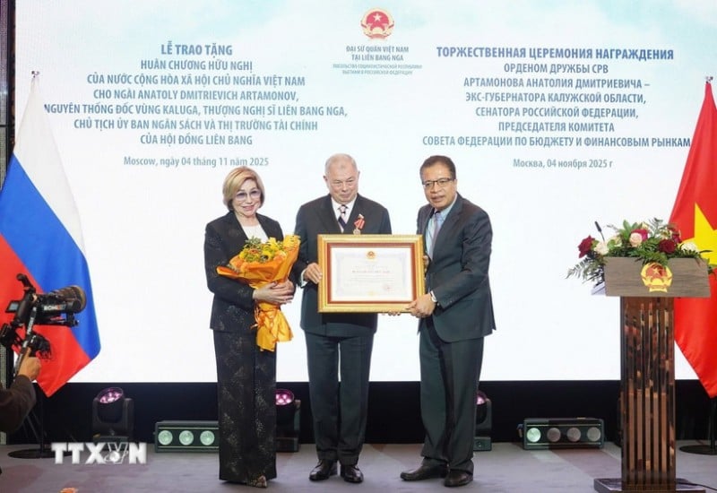 Menganugerahkan bekas Gabenor wilayah Kaluga Pingat Persahabatan Negara Vietnam Trao tặng nguyên Thống đốc tỉnh Kaluga Huân chương Hữu nghị của Nhà nước Việt Nam