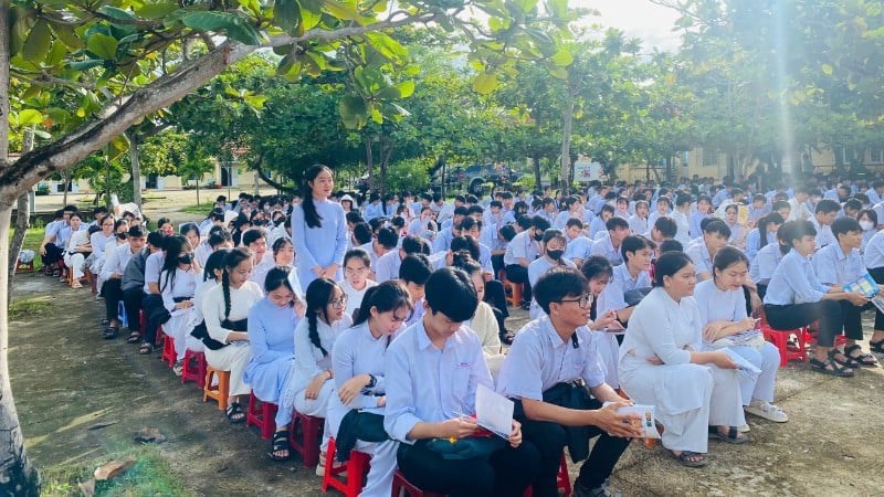 다크락 주의 모든 학생들은 11월 6일 오후부터 11월 7일 말까지 학교를 쉬며, 13호 폭풍을 사전에 예방하고 피하기 위해 노력할 것입니다.