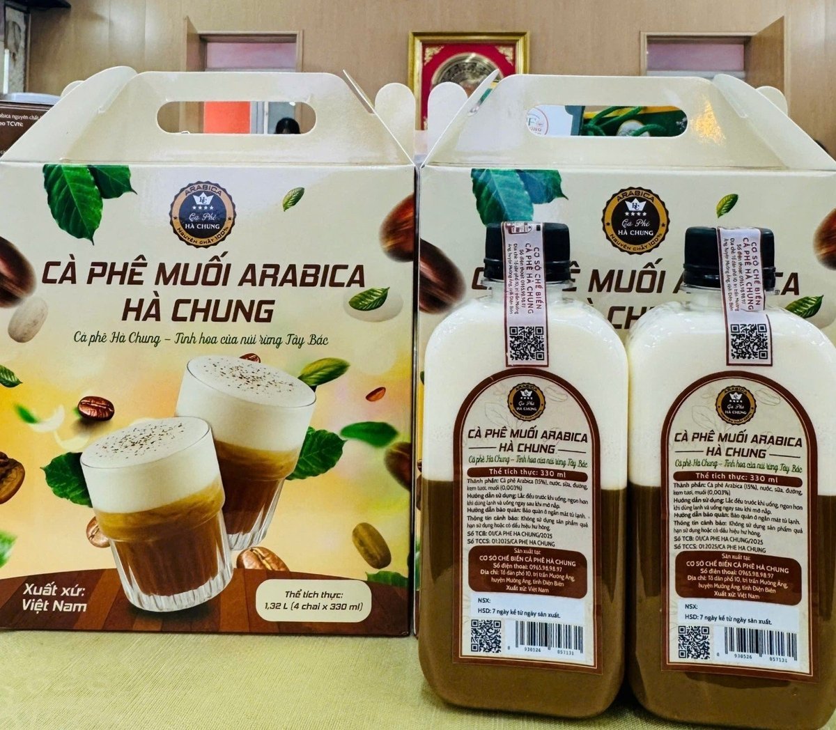 Sản phẩm Cà phê muối Arabica Hà Chung xã Mường Ảng, một trong những sản phẩm OCOP của Điện Biên đang chuyển đổi bao bì từ chai nhựa sang chai thủy tinh nhằm nâng cao giá trị và tính thẩm mỹ. Ảnh: Hoàng Châu. 