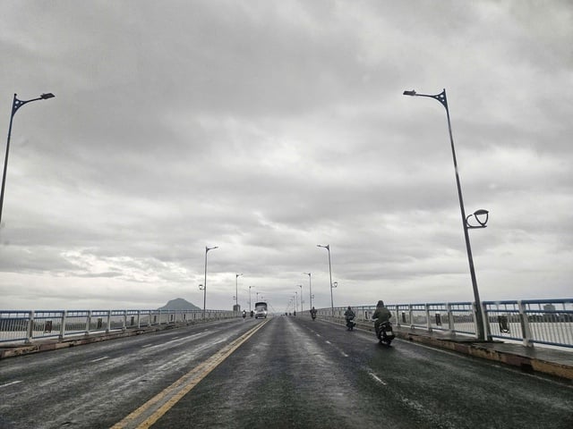 Học sinh Đắk Lắk nghỉ học phòng, tránh bão số 13 Kalmaegi - Ảnh 1.