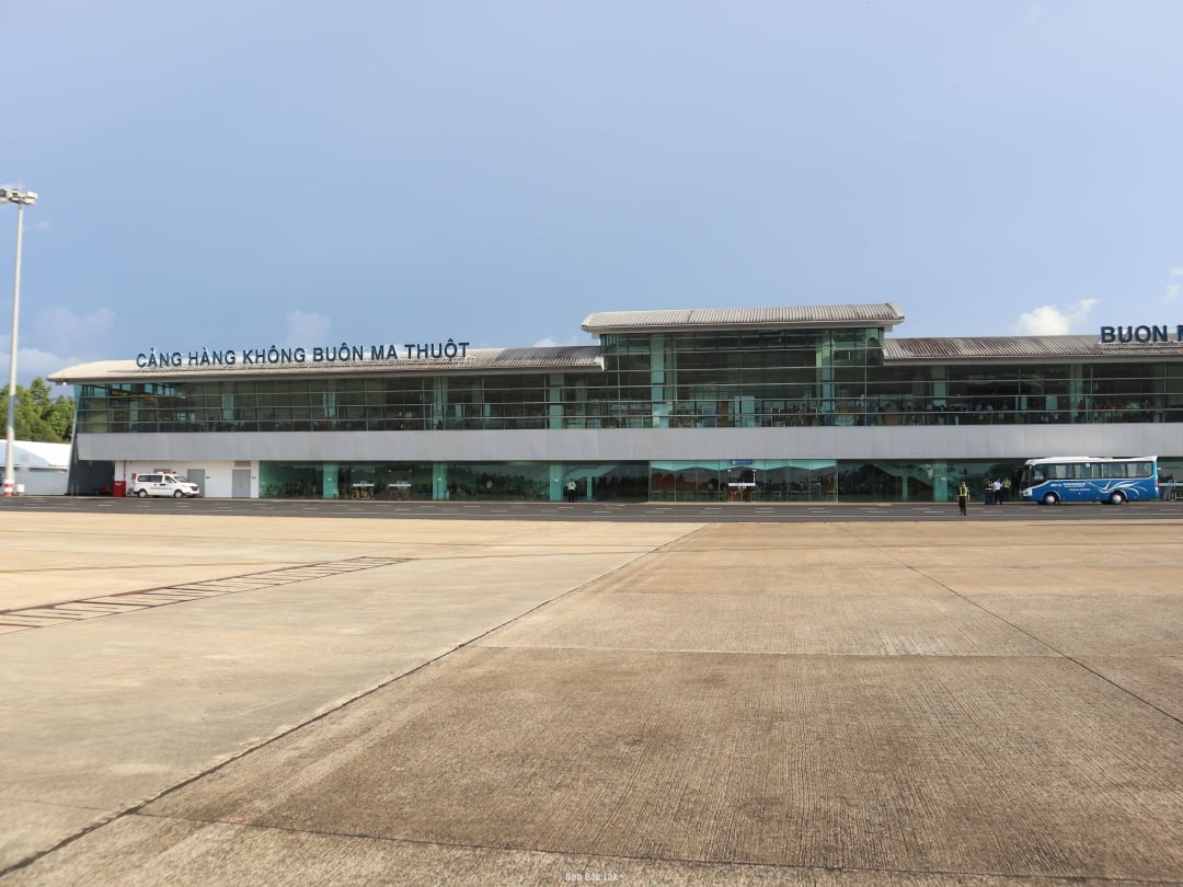부온마투옷 공항.
