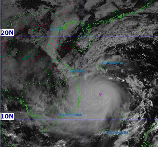 מיקום הסופה מספר 13 בשעה 10:00 בבוקר היה במרחק של 270 ק Vị trí bão số 13 hồi 10h sáng nay còn cách Quy Nhơn (Gia Lai) 270km. Ảnh: NCHMF.