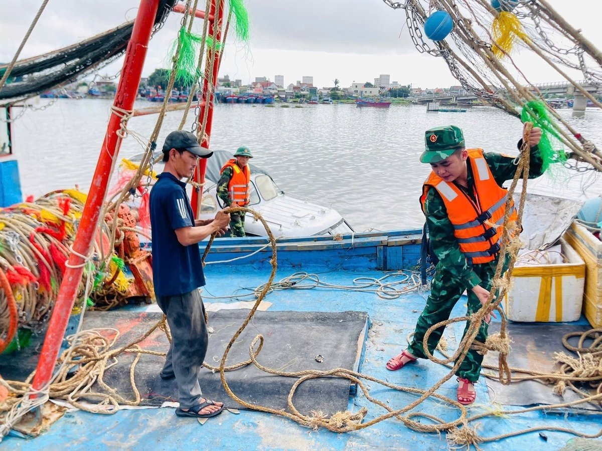 Bộ đội Biên phòng tỉnh Quảng Ngãi hỗ trợ ngư dân neo đậu tàu thuyền để tránh trú bão số 13. Ảnh: L.K.